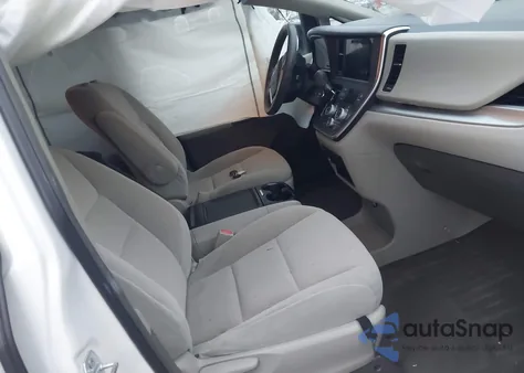 2016 Toyota Sienna Le 8 Passenger z USA, uszkodzony, nr VIN 5TDKK3DC4GS715895